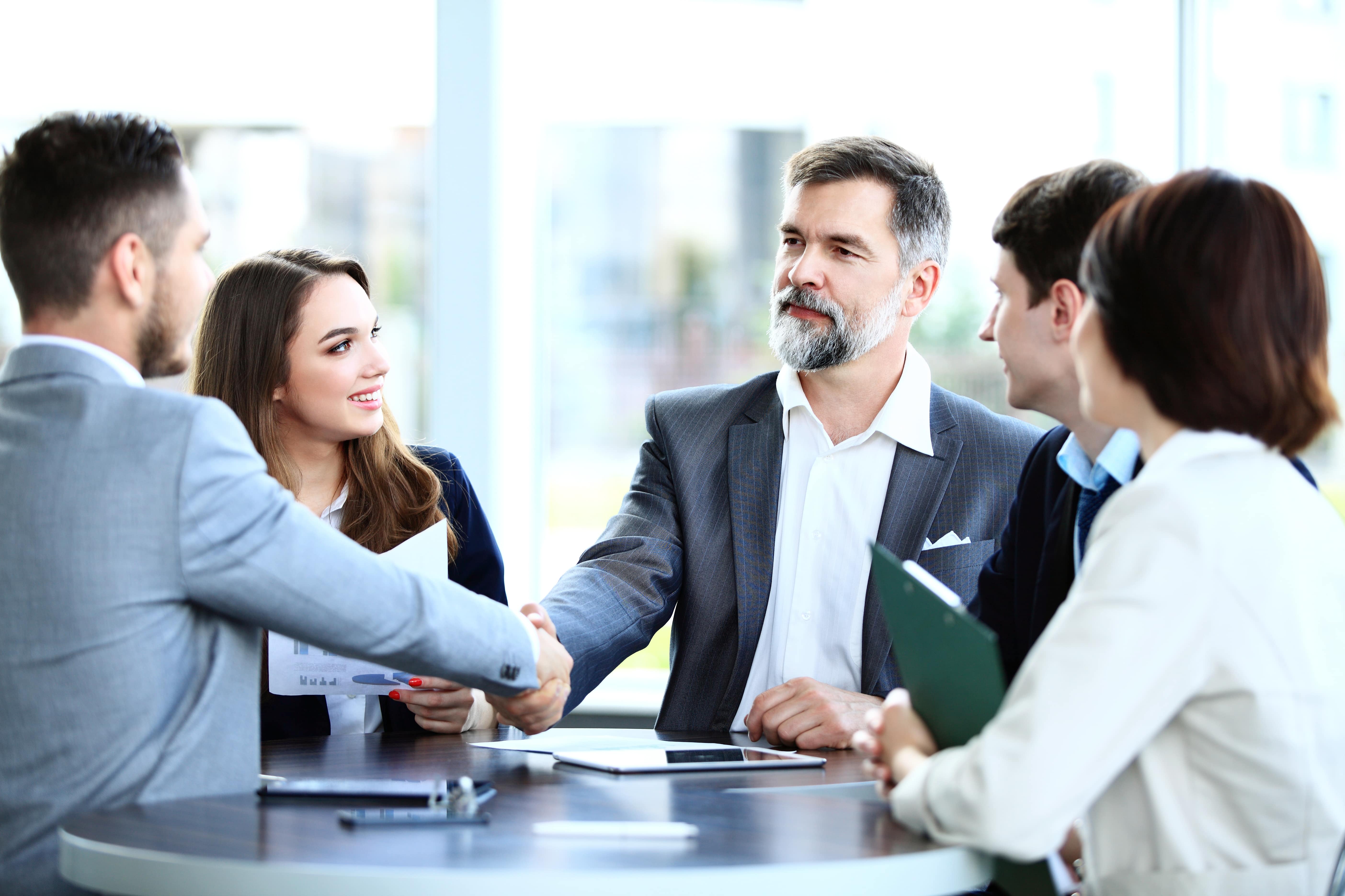 empresarios-estudiando-un-emba