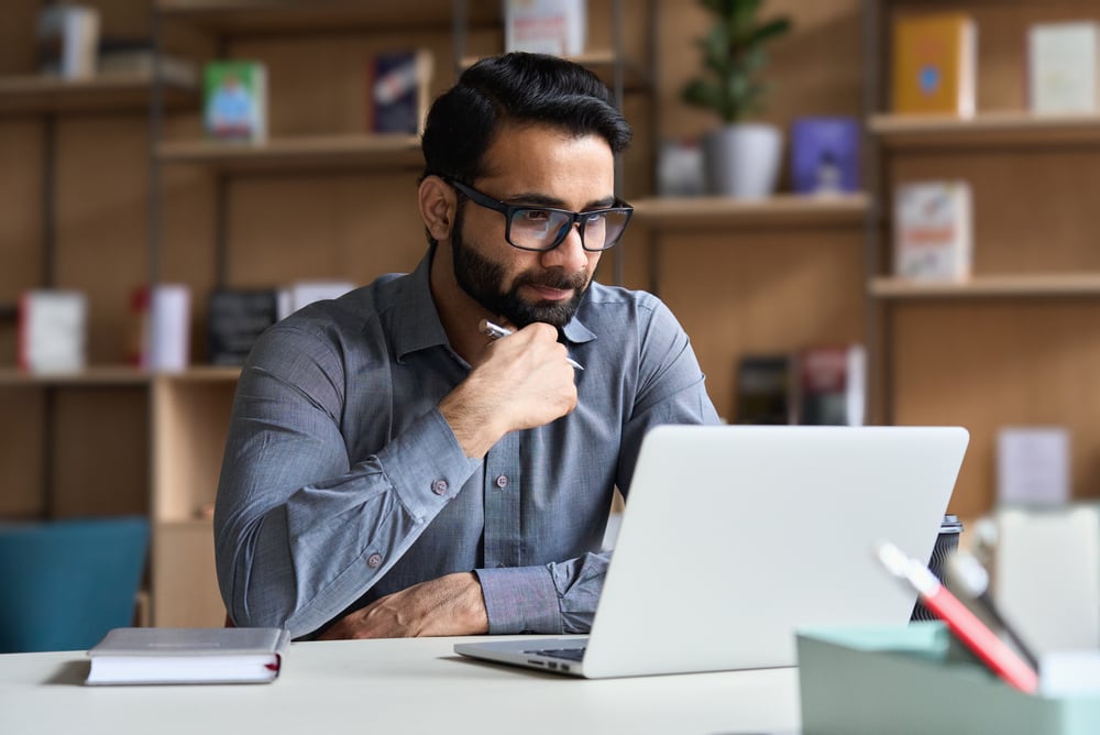 empresario buscando en su oficina los mejores rankings en maestrías
