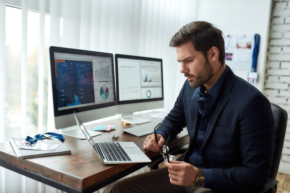 director-de-finanzas-en-su-oficina
