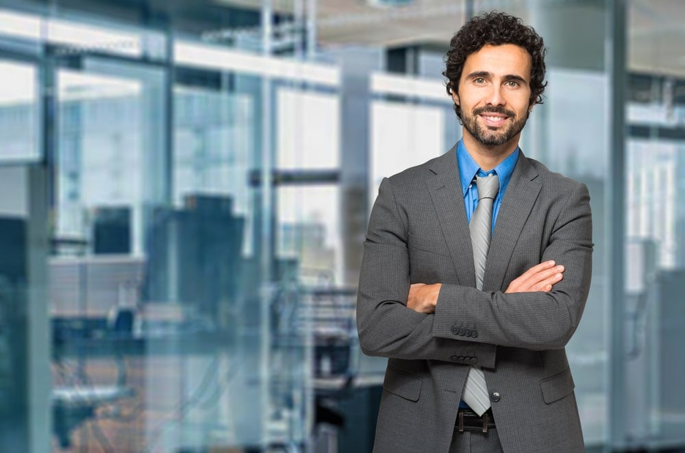 director-de-finanzas-en-oficina